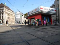 Basel-Aeschenplatz-Caffee-Zeitungsstaender-Tramkreuzung-0141
