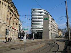 Basel-Aeschenplatz-PAX-Haus-Tramstation-3er-0051