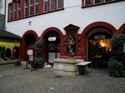 Basel-Im-Schmiedenhof-cafe-Brunnen-0133