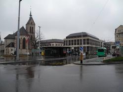 Basel-Wettsteinplatz-Theodorskirche-Wartehaus-Bus-Tram-0041