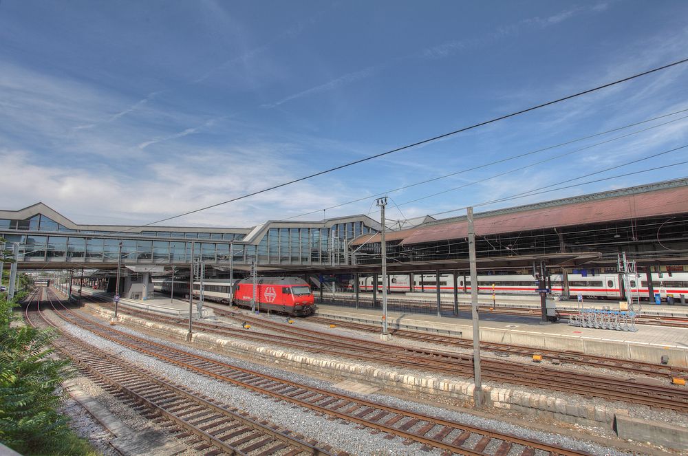 ./Basel-Bahnhof-Geleise-Einfahrt-3000.jpg