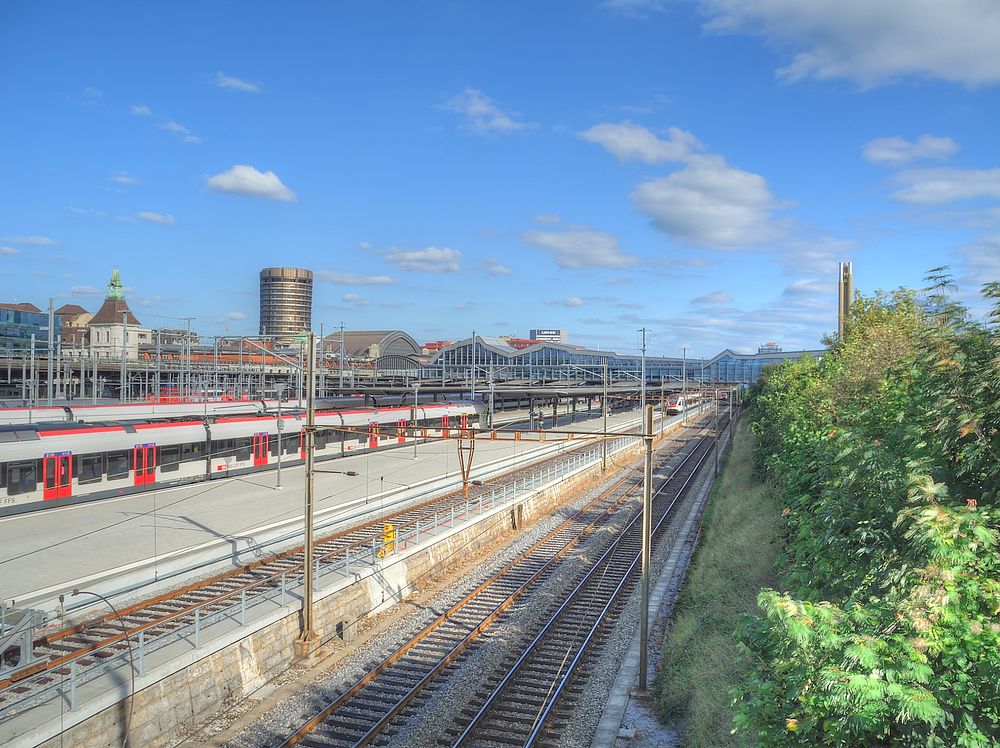 ./Basel-Bahnhof-Geleise-Zug-BIZ-Passerelle-Wolken-3020.jpg