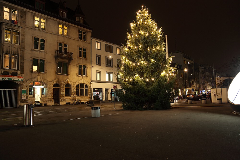 ./Basel-Bahnhof-Gundeli-Gundeldingen-Weihnachtsbaum-Christbaum-Nacht-Leuchten-4000.jpg