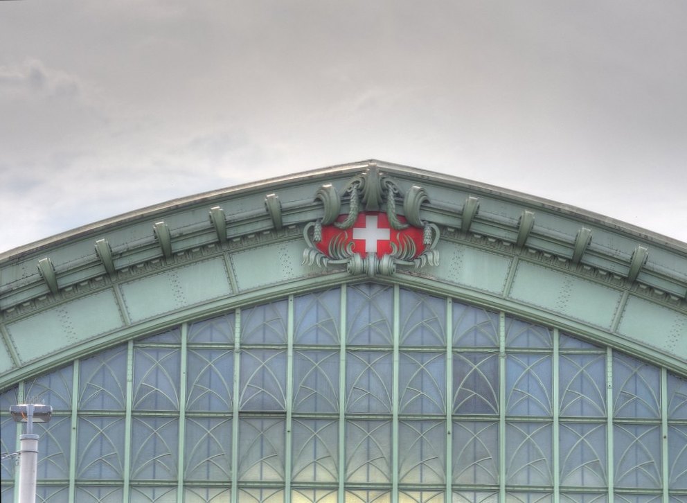 ./Basel-Bahnhof-Haupthalle-Dach-Schweizerkreuz-1000.jpg