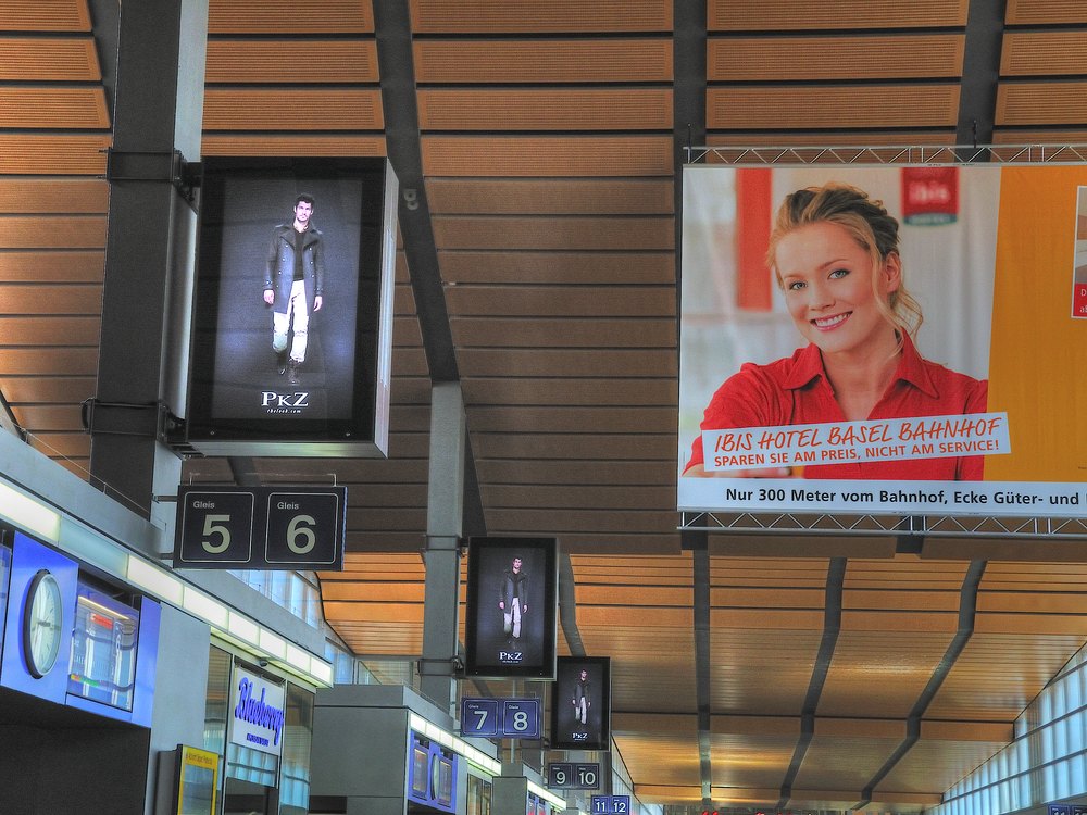 ./Basel-Bahnhof-Passerelle-Werbung-Decke-1070.jpg