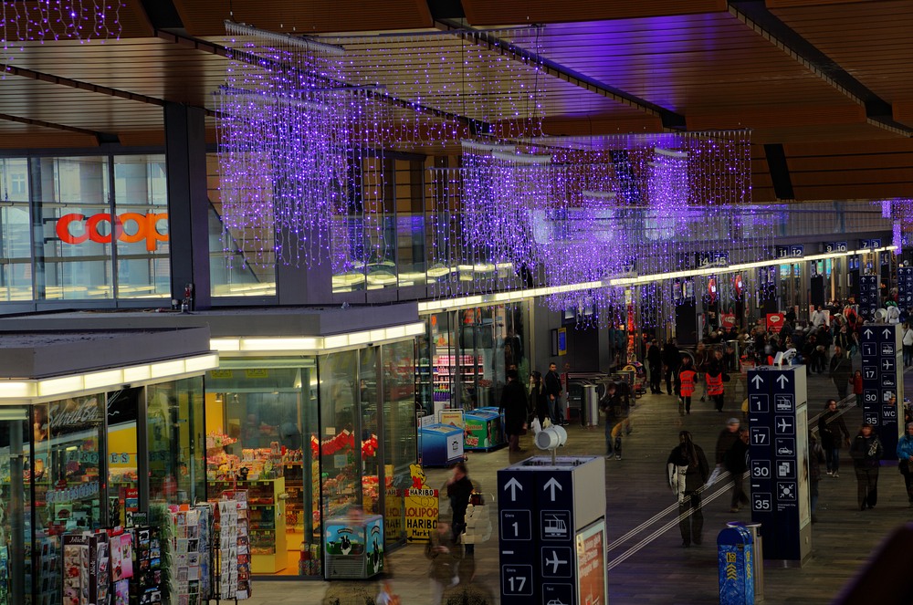 ./Basel-Bahnhof-Weihnachtsbeleuchtung-Passerelle-Bahnhofhalle-2011-4020.jpg