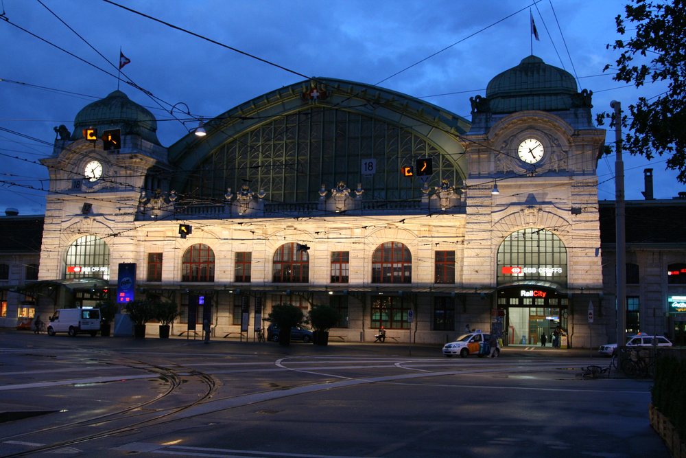 ./Basel-Bahnhof-vorn-Front-jahr2009-Nacht-Turm-Uhren-Haupteingang.jpg