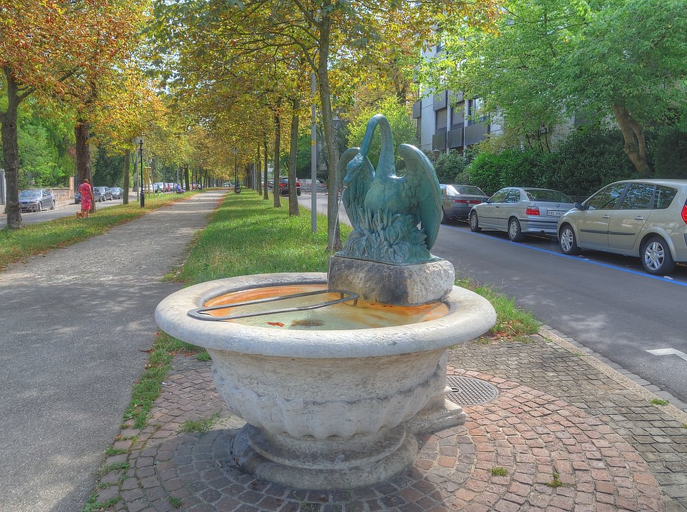 ./Basel-Brunnen-Gellertpark-Schwan-1000.JPG