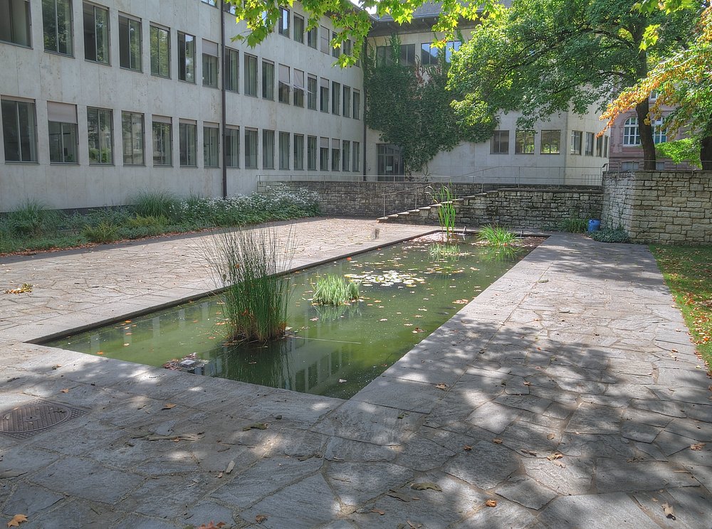 ./Basel-Brunnen-Universitaet-Innenhof-2000.jpg