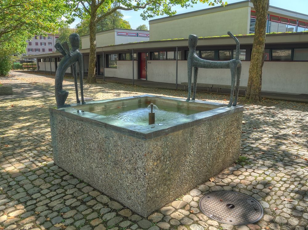 ./Basel-Brunnen-Wasgenring-Schule-les-Sphinx-1030.JPG