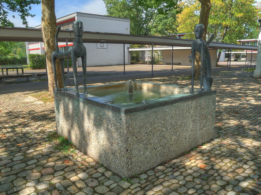 ./Basel-Brunnen-Wasgenring-Schule-les-Sphinx-1070.JPG