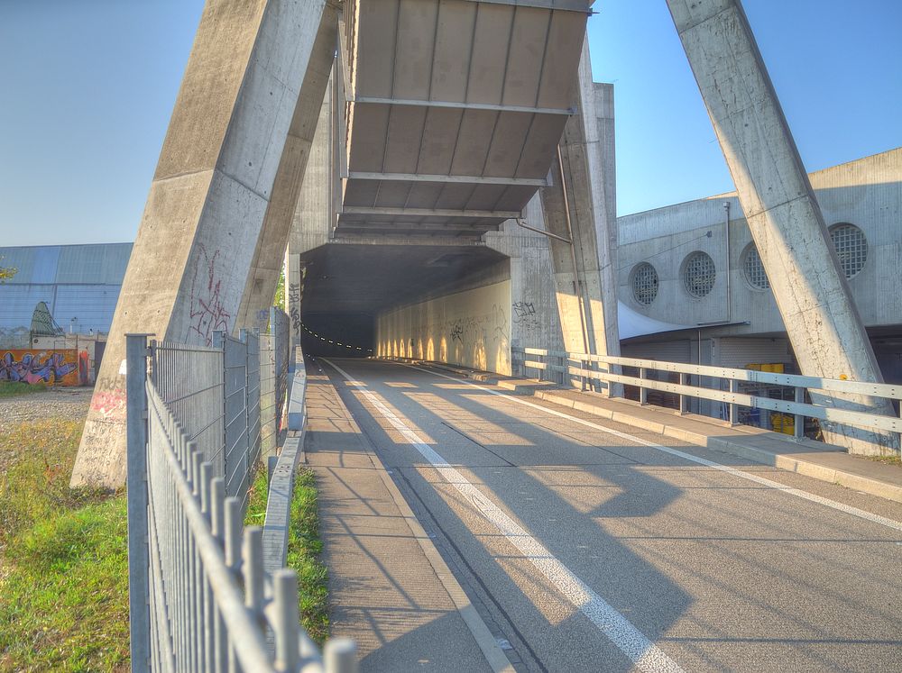 ./Basel-Erlenmatt-und-Umgebung-Autobahn-Ausfahrt-unter-Lueftung-Turm-Nordtangente-1140.jpg
