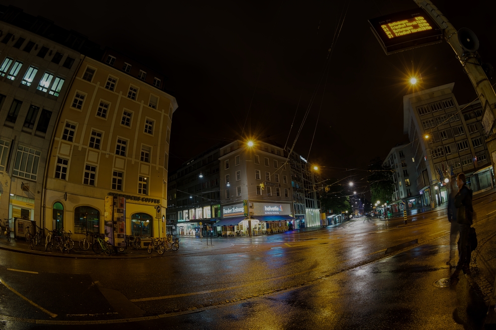 ./Basel-Stadt-Nacht-Regen-8003-Claraplatz-Schiefer-Eck.jpg