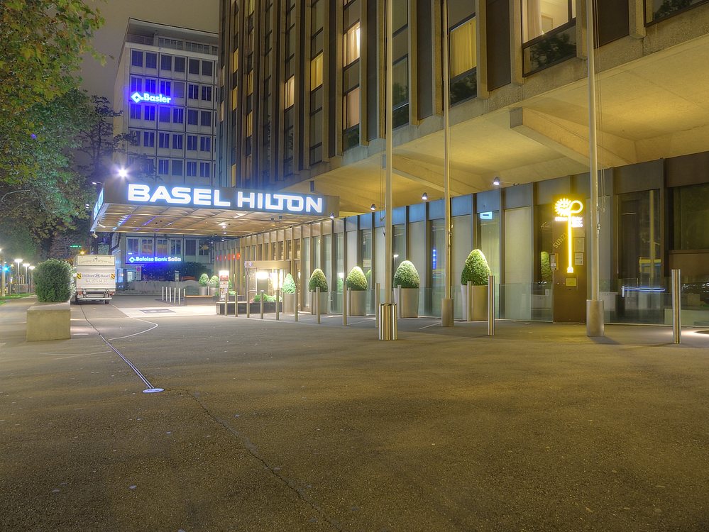 ./Basel-Stadt-Nacht-Aeschengraben-Hilton-Eingang-1030.jpg