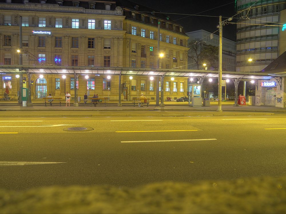 ./Basel-Stadt-Nacht-Aeschenplatz-Traminsel-Kiosk.jpg