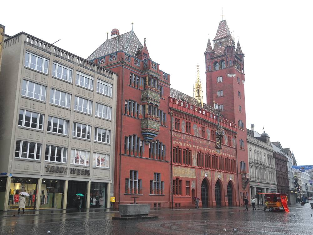 ./Basel-Marktplatz-Rathaus-Regen-0011.JPG