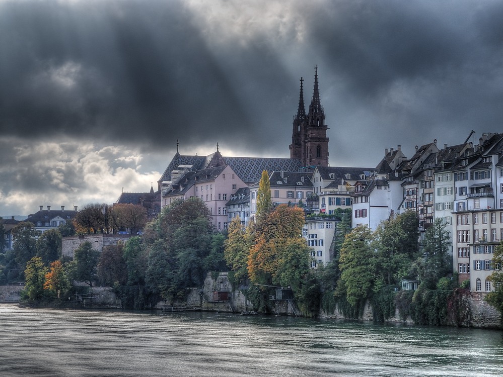 ./Basel-Rhein-Muenster-Wolken-Strahlen.jpg