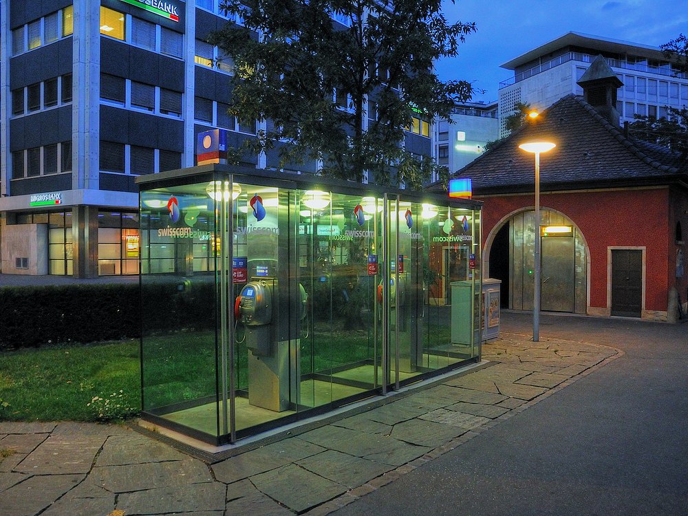 ./Basel-Telefonkabine-Swisscom-Aeschenplatz-Aeschengraben.jpg