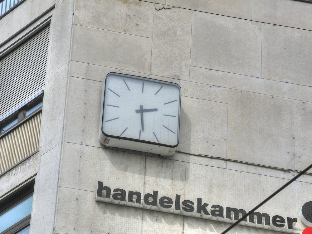 ./Basel-Aeschenplatz-Uhr-Handelskammer-1000.jpg