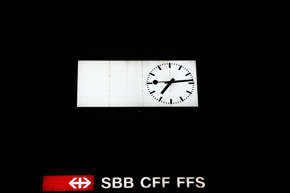 ./Basel-Bahnhof-Uhr-Gundeldingen-4020.jpg