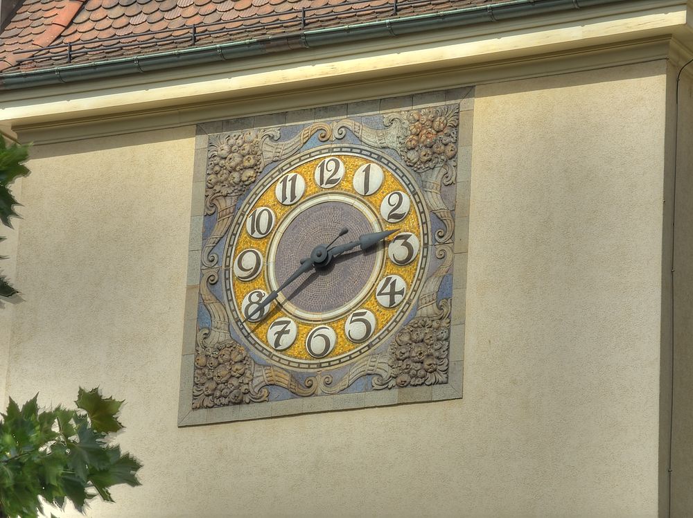 ./Basel-Uhr-Thiersteinerschulhaus.jpg