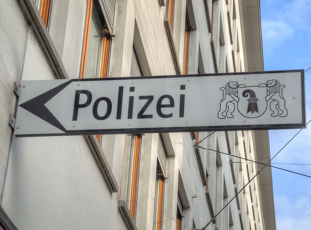 ./Basel-Wappen-Baslerstab-Polizeiposten-Spiegelhof-3180.jpg