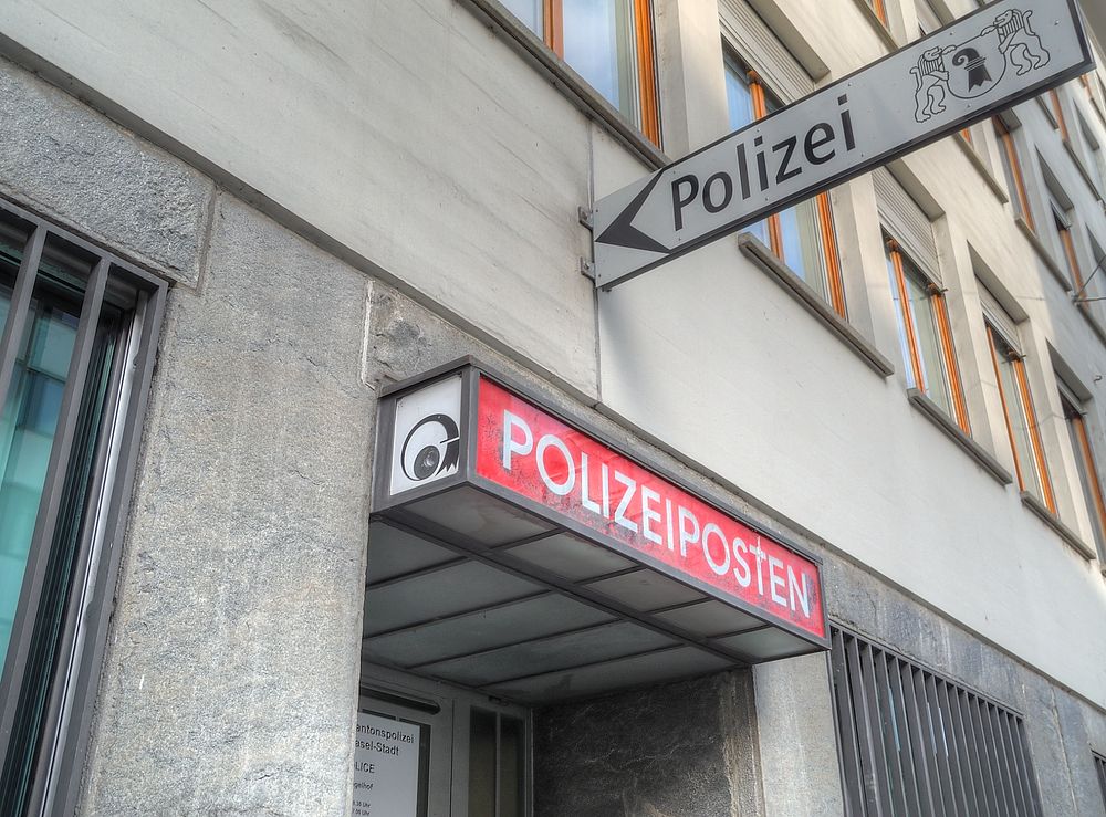 ./Basel-Wappen-Baslerstab-Polizeiposten-Spiegelhof-3190.jpg