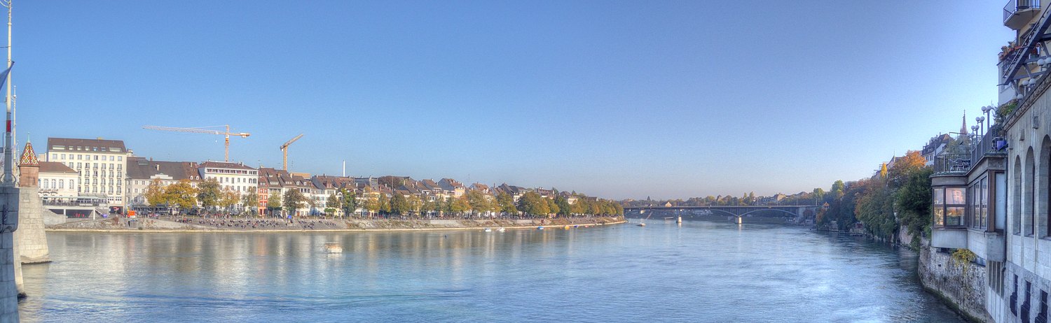 ./Basel-Rhein-Mittlere-Bruecke-Panorama.jpg