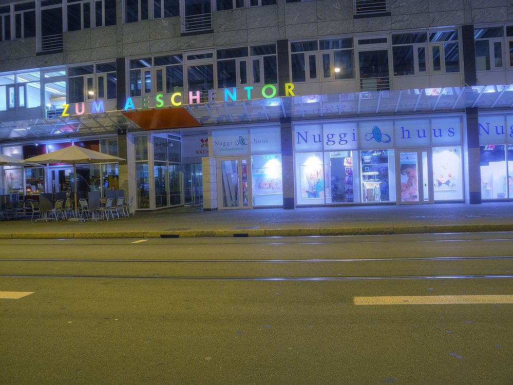 ./Basel-Stadt-Nacht-Fotos-Aeschenvorstadt-Nuggihus-Aeschentor-1030.jpg