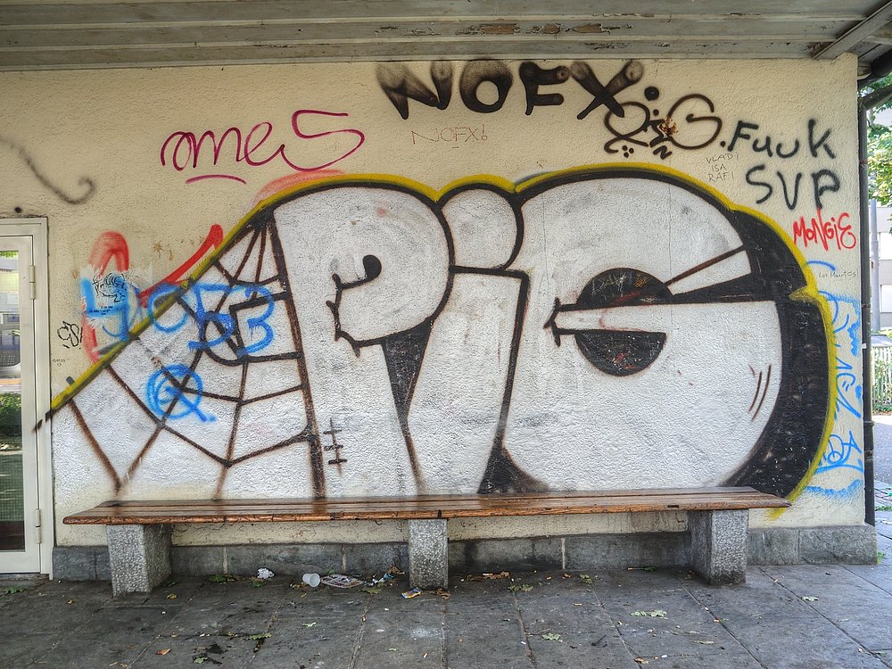 ./Basel-Stadt-Graffiti-Tags-Geschmier-Wandbemalung-Wandbild-Kunstwerk-2000.JPG