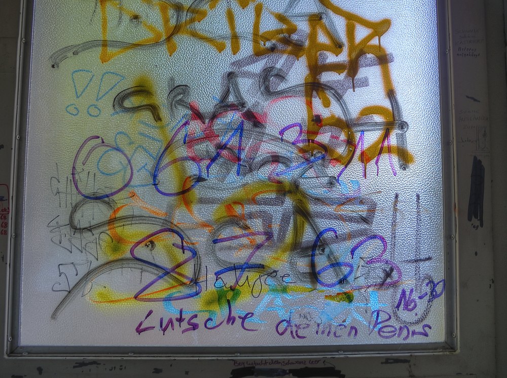 ./Basel-Stadt-Graffiti-Tags-Geschmier-Wandbemalung-Wandbild-Kunstwerk-2140.JPG