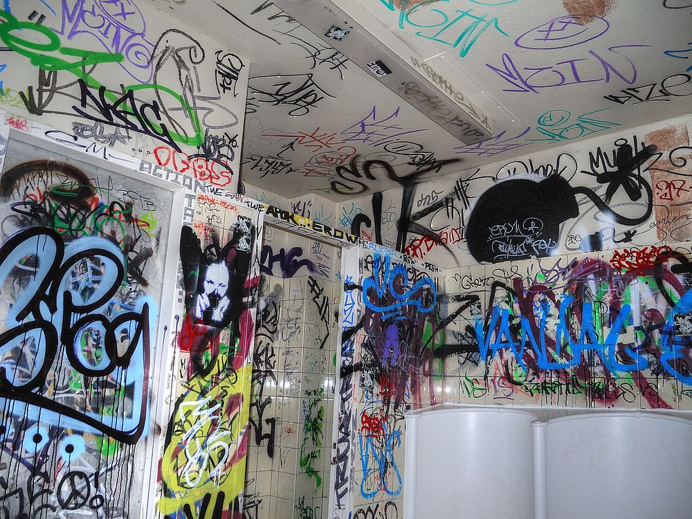./Basel-Stadt-Graffiti-Tags-Geschmier-Wandbemalung-Wandbild-Kunstwerk-2240.JPG