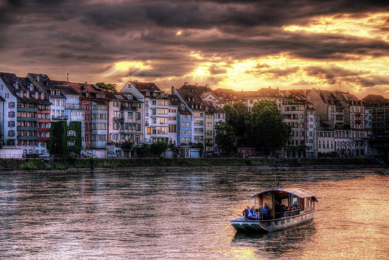 ./Basel-Rhein-Faehre-Sonnenuntergang-HDR-3-Warm.jpg