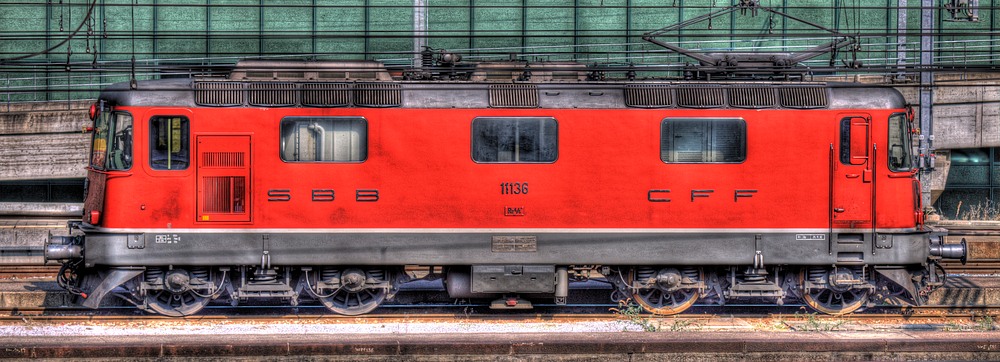 ./Basel-HDR-Lokomotive-Bahnhof-Rot-Peter-Merian-Haus-3350.jpg