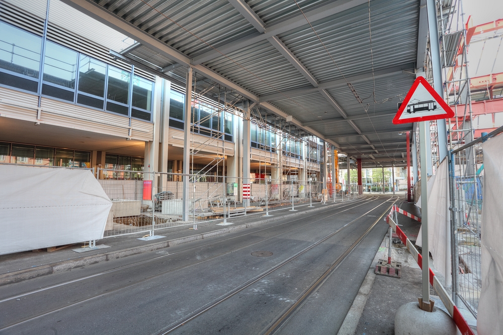 ./Basel-Messe-Platz-Baustelle-Tram-Geleise-Dach-Provisorisch-Ueberdacht-2110.jpg