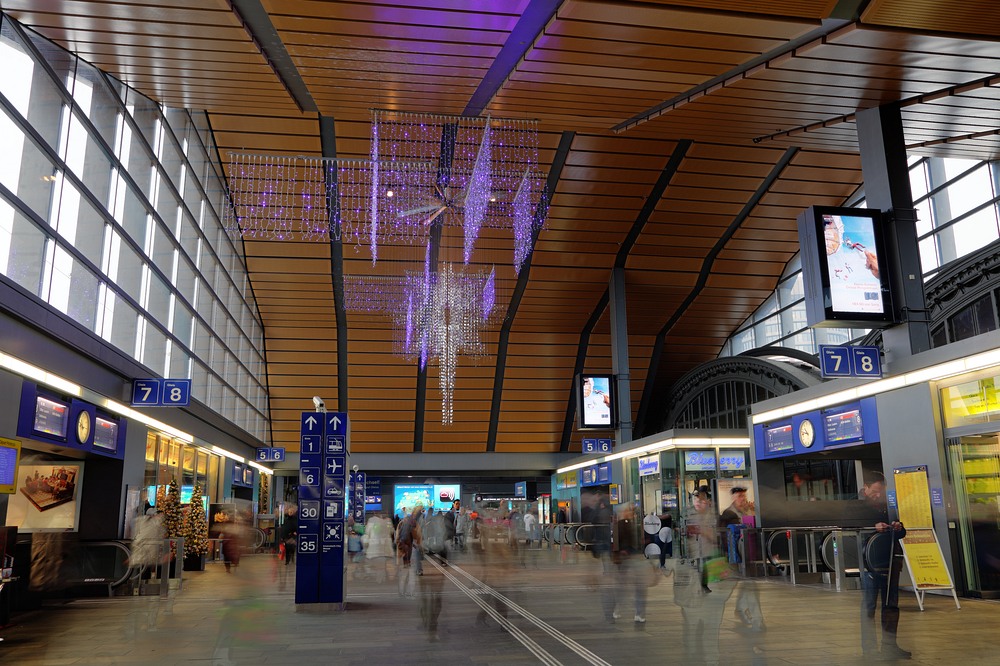 ./Basel-Bahnhof-Weihnachtsbeleuchtung-Passerelle-Bahnhofhalle-viele-Geisterbilder-2011-4030.jpg