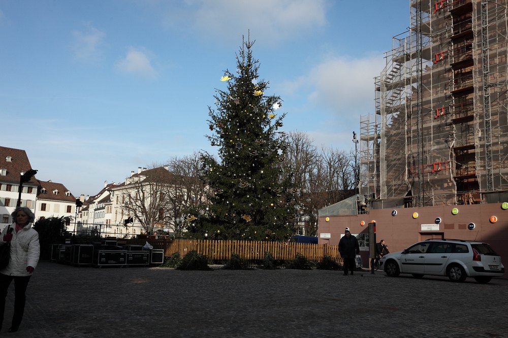 ./Basel-Weihnachten-Weihnachtsmarkt-2011-Weihnachtsbaum-Christbaum-Geschmueckt-4340.jpg