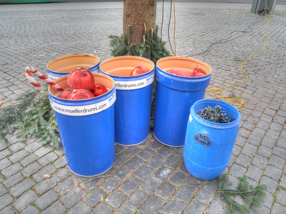 ./Basel-Weihnachtsmarkt-Weihnachten-2011-Aufbau-Baum-Schmuck-Kugeln-Elektrisch-Marktplatz-4130.jpg