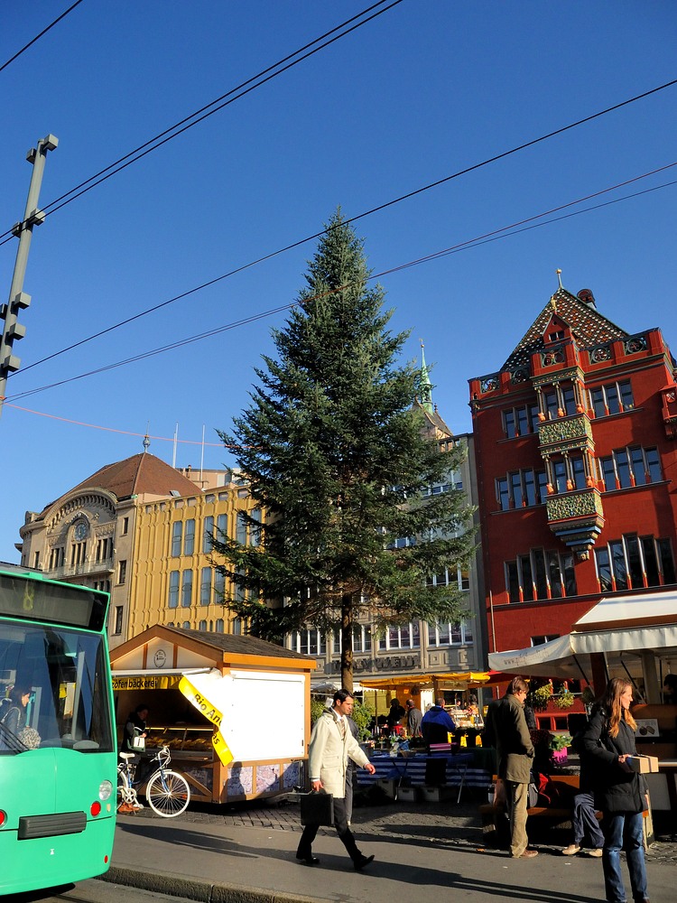 ./Basel-Weihnachtsmarkt-Weihnachten-2011-Aufbau-Marktplatz-Rathaus-Weihnachtsbaum-Tram-3290.jpg