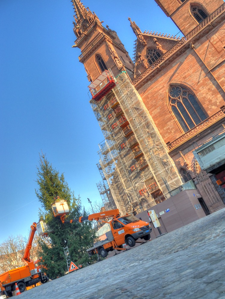 ./Basel-Weihnachtsmarkt-Weihnachten-2011-Aufbau-Muenster-Platz3000.jpg