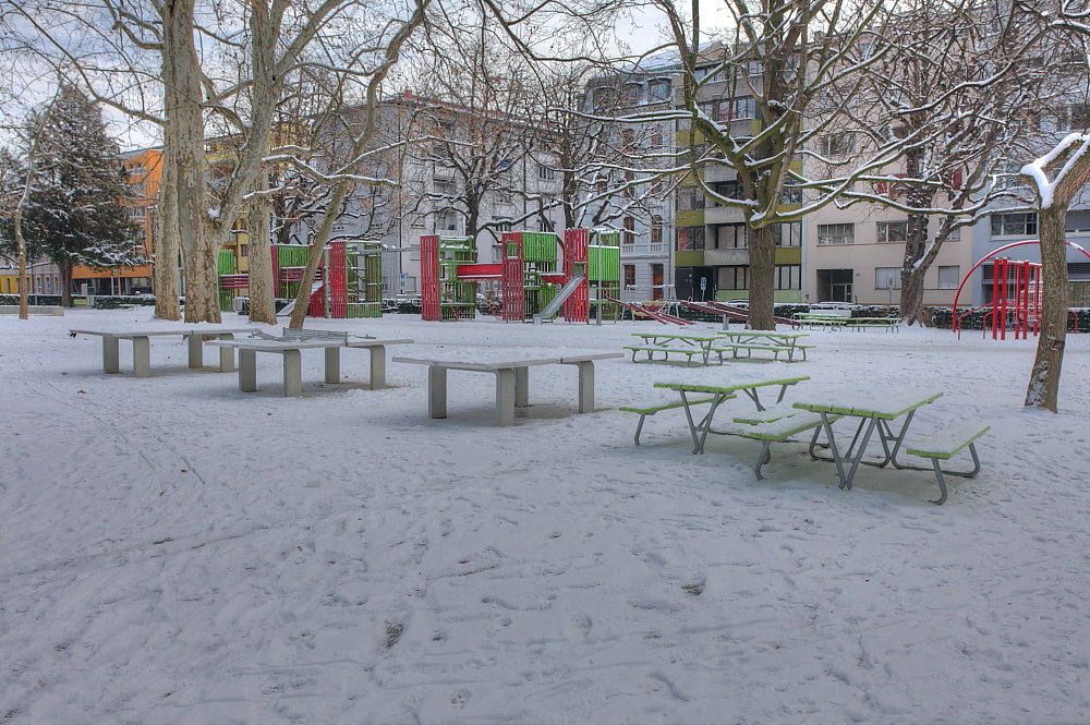 ./BaselStadt-2010-Winter-Schnee-spielplatz-claramatte-kleinbasel--0016.JPG