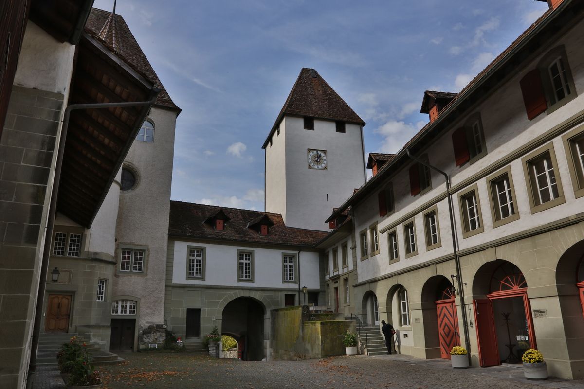 ./Burgdorf-Oberstadt-2333-Schloss-Schlosshof.JPG