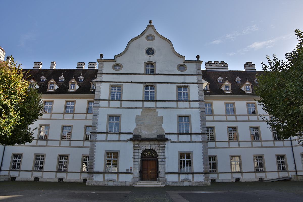 ./Delsberg-Delemont-3488-Schloss-Schulhaus.JPG